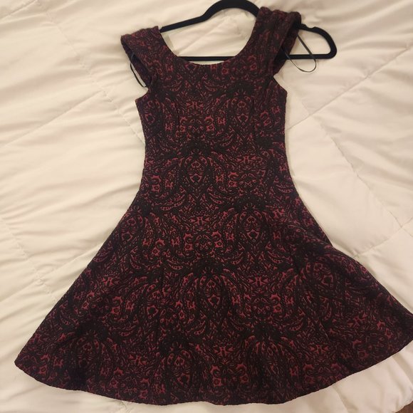 Forever 21 red and black mini dress with pronounced shoulder straps - Picture 1 of 3